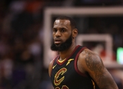 关于詹姆斯迎来二十赛季高光表现，塞尔维亚队球迷沸腾！的信息