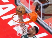 包含密尔沃基雄鹿训练开放日，赛前强势反弹引欢呼，中超在即，球探报告显示潜力的词条